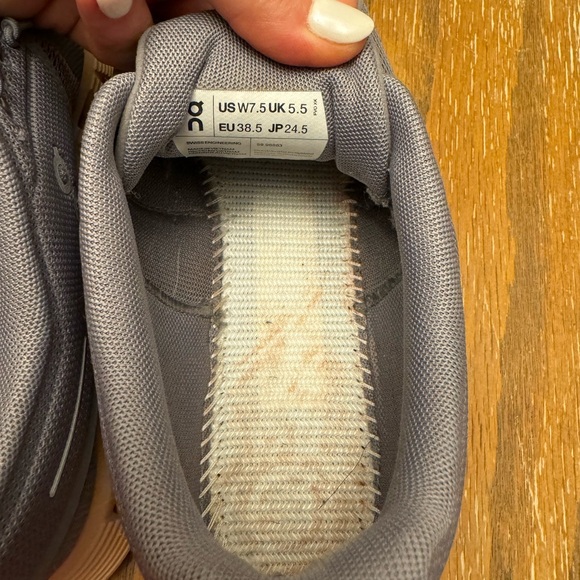 On Running Womens Swiss engineering Size 7.5 - Picture 9 of 9